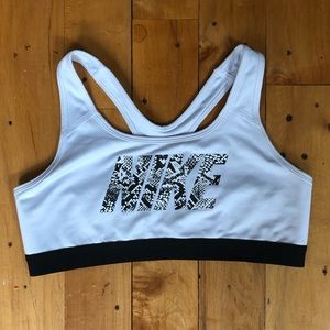 WHITE NIKE PRINTED LOGO BRA